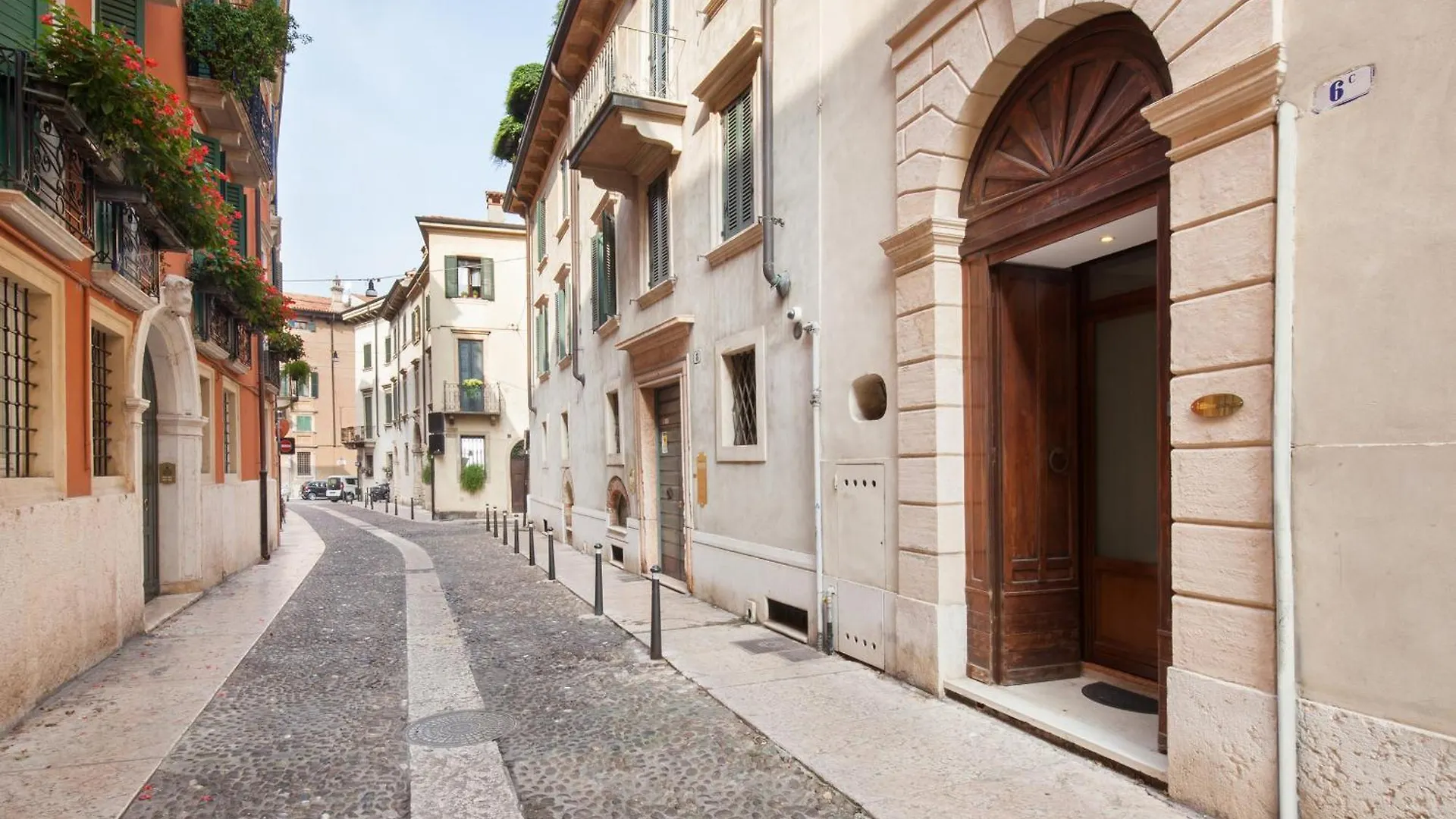 Apartment Verincanto Suite In Old Verona Downtown Italy